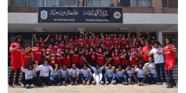 Abschlussfeier trägt Mohamed Salah Trikots